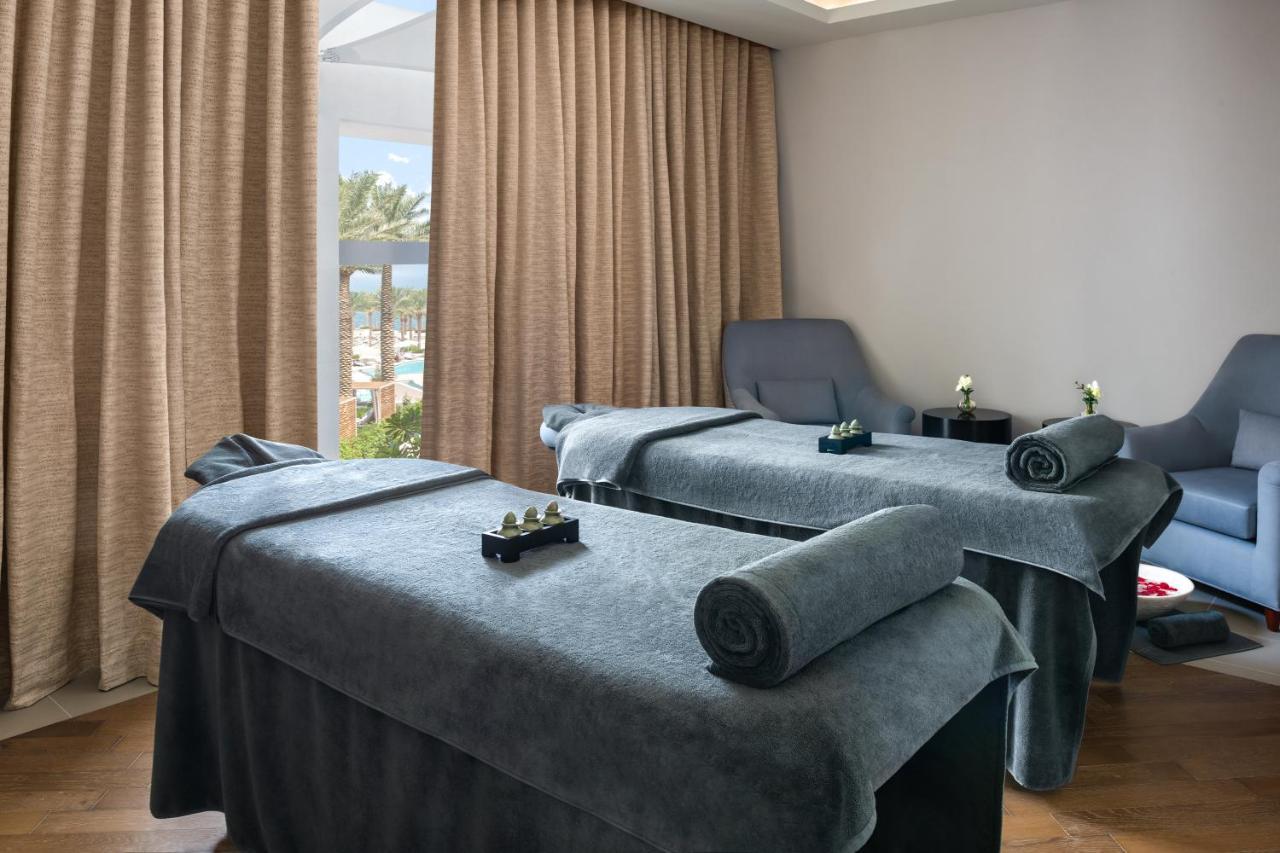 Address Beach Resort Fujairah Al Aqah Extérieur photo Massage beds